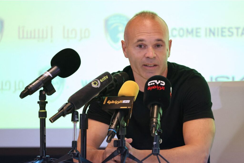 Iniesta em apresentação no Emirates Club