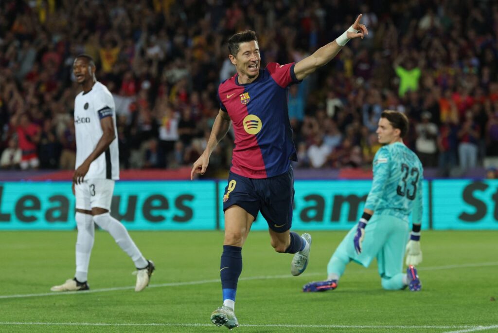 Lewandowski marcou dois gols na vitória do Barcelona sobre o Young Boys (Foto: Lluis Gene/AFP)