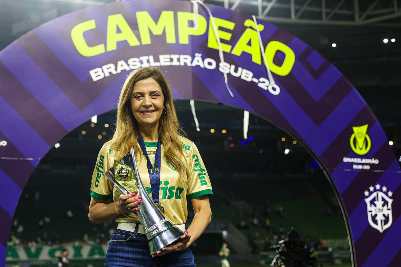 Leila Pereira com troféu de campeão brasileiro sub-20. Foto: Fabio Menotti/Palmeiras