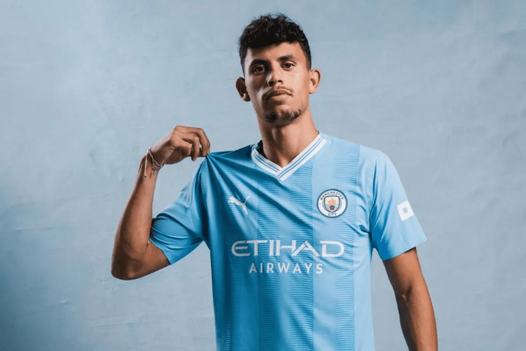 Matheus Nunes em apresentação no Manchester City