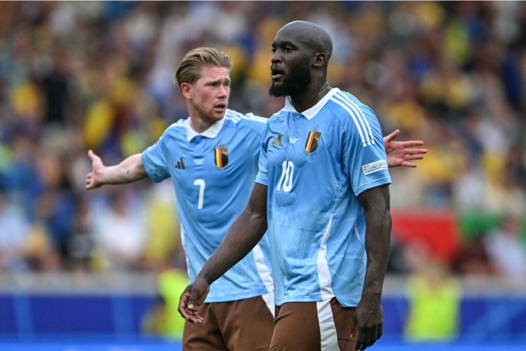 De Bruyne e Lukaku em campo pela Bélgica