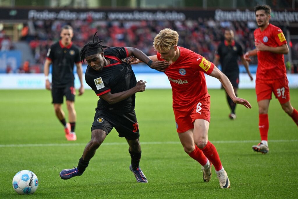 Bayer Leverkusen venceu o Kiel pelo Campeonato Alemão (Foto: Ina Fassbender/AFP)