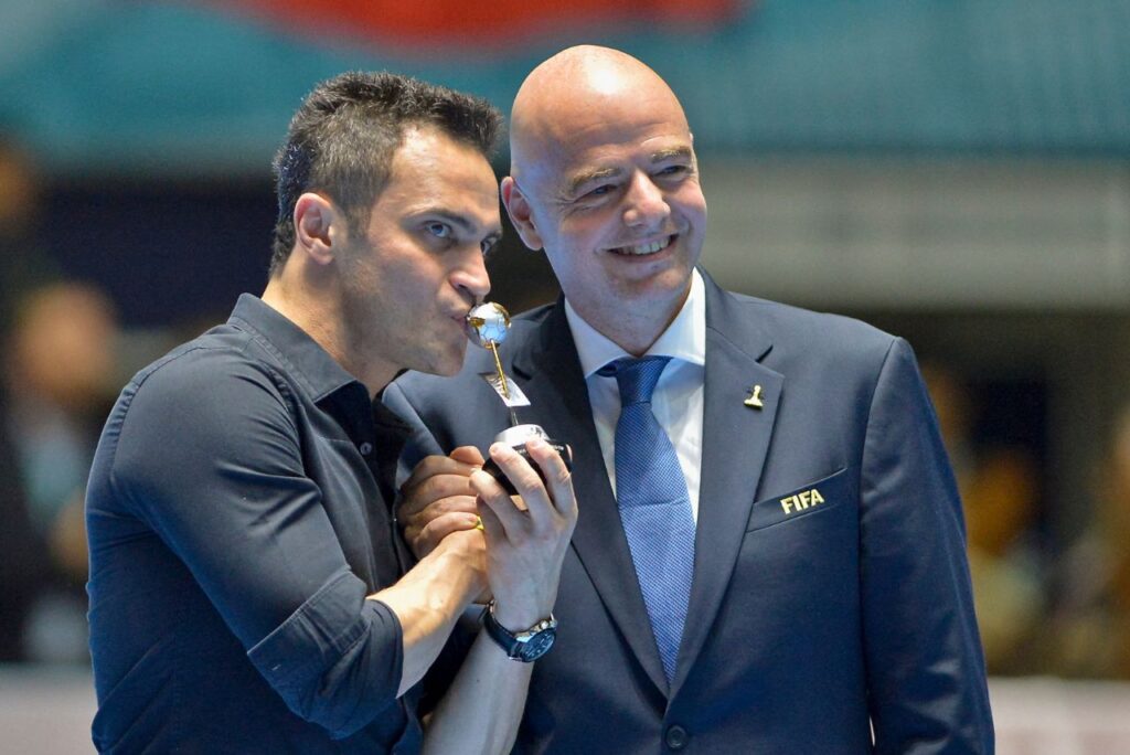 Falcão, ídolo do futsal brasileiro, e Gianni Infantino, presidente da FIFA (Foto: Luis Robayo/AFP)