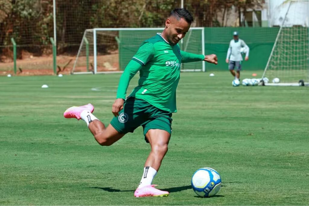 Mateus Gonçalves em treino do Goiás