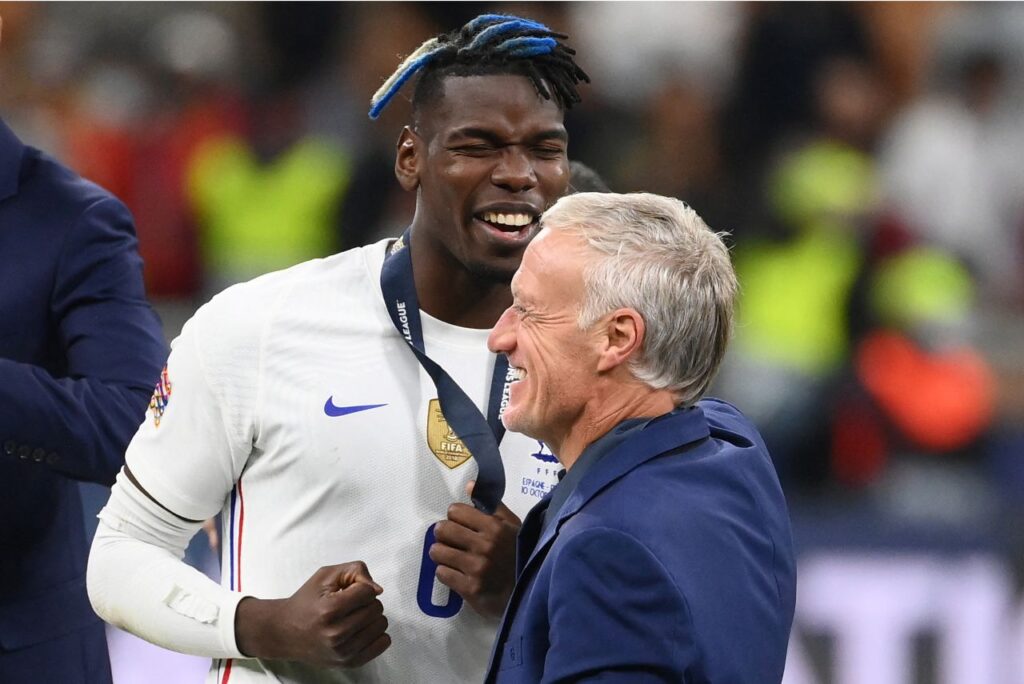 Pogba ao lado de Didier Deschamps