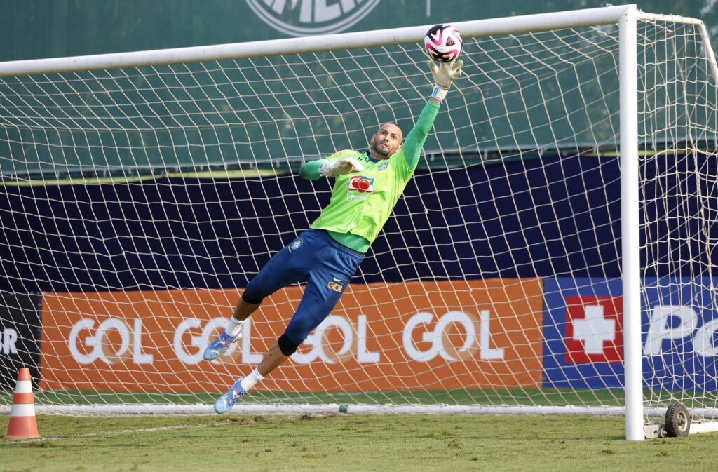 Goleiro Weverton e Endrick treinaram no CT do Palmeiras