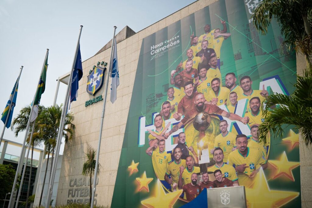 Fachada da CBF com imagem da Seleção de Futsal