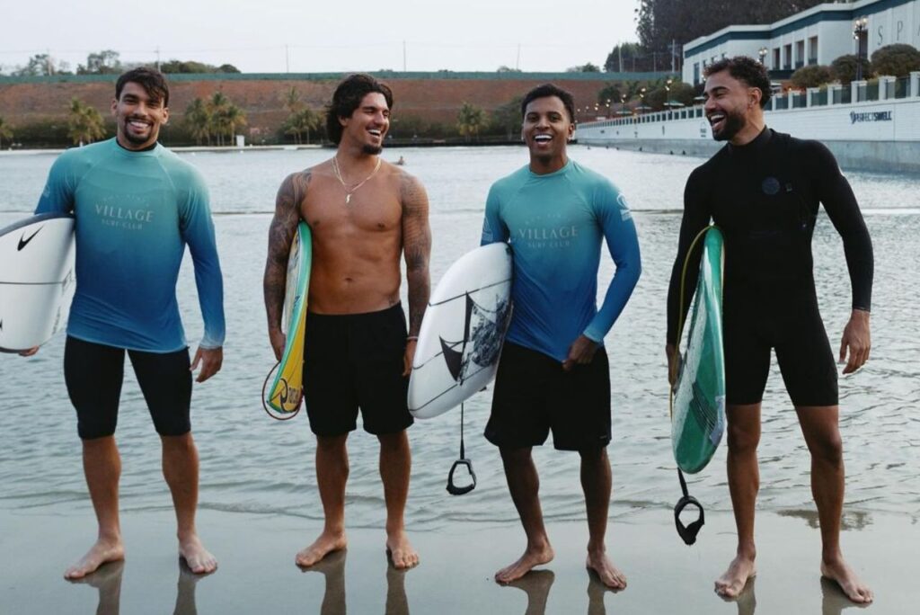 Lucas Paquetá e Rodrygo surfaram ao lado de Gabriel Medina (Foto: Reprodução)