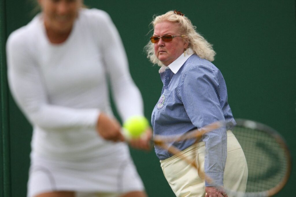 Árbitra de linha em Wimbledon (Foto: Joe Klamar/AFP)