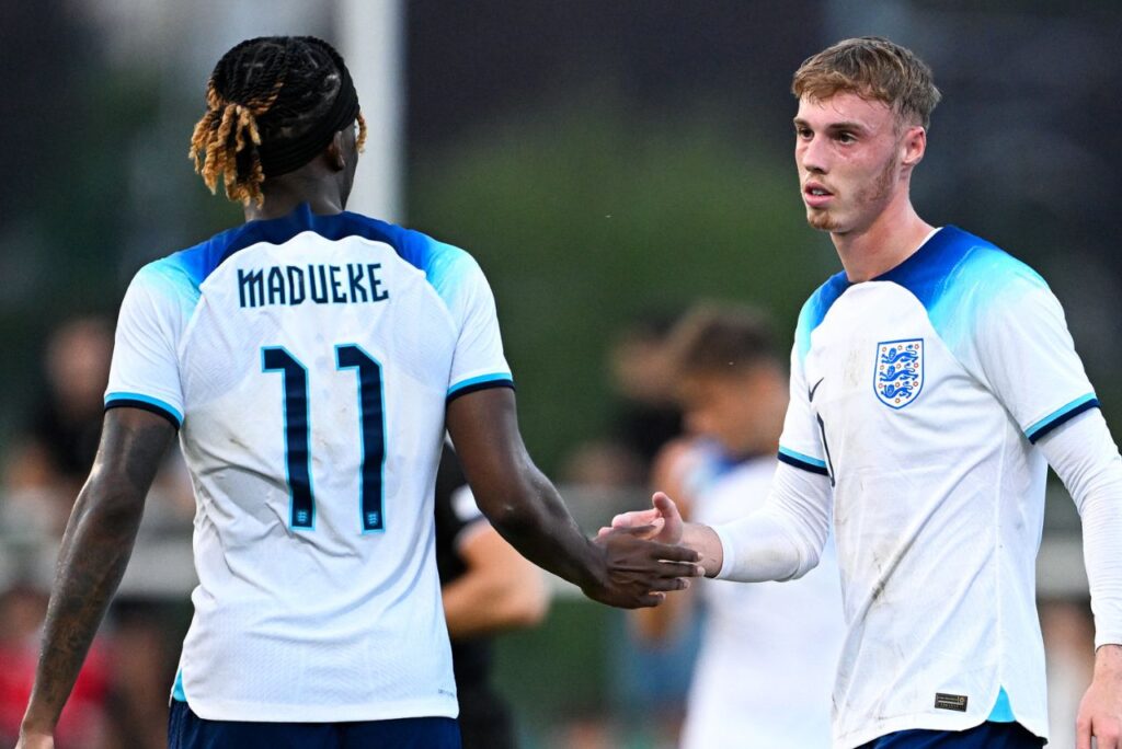 Madueke e Cole Palmer em campo pela Inglaterra