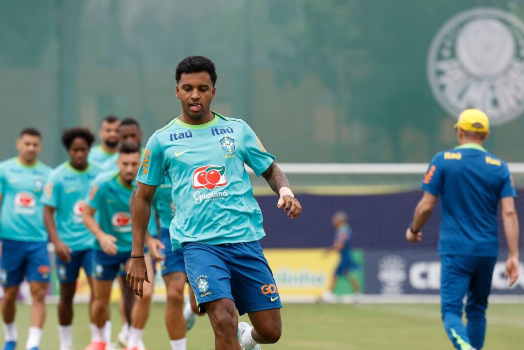 Rodrygo em treino no CT do Palmeiras