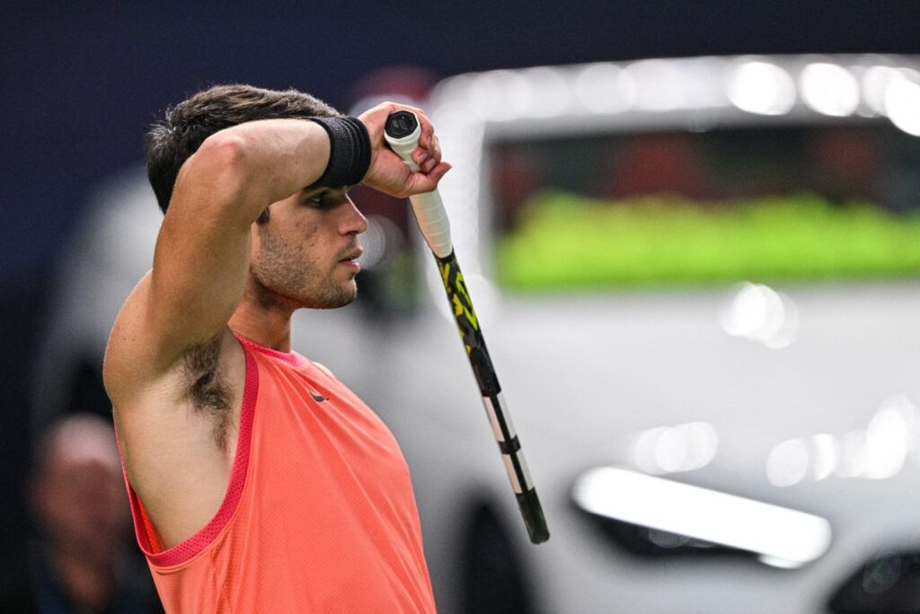 Carlos Alcaraz foi eliminado no Masters 1000 de Xangai (Foto: Hector Retamal/AFP)