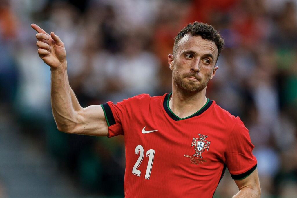 Diogo Jota em campo por Portugal