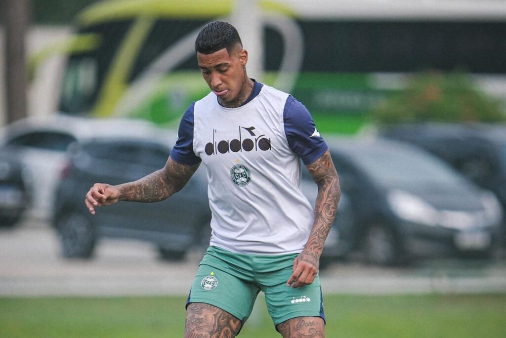 Alef Manga em treino do Coritiba