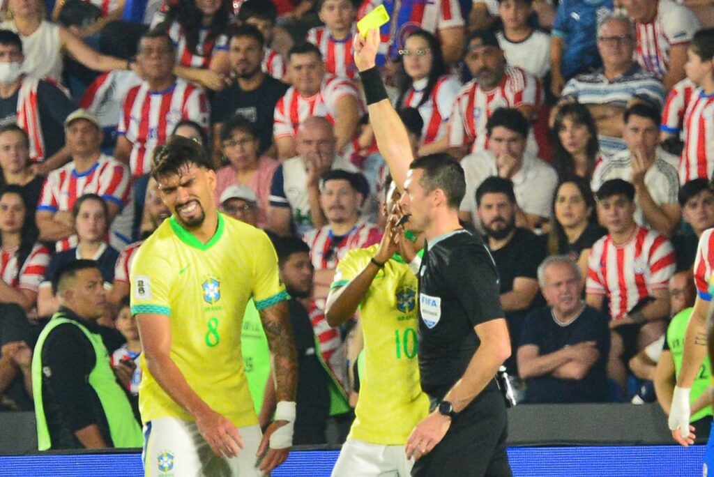 Lucas Paquetá em Brasil x Paraguai