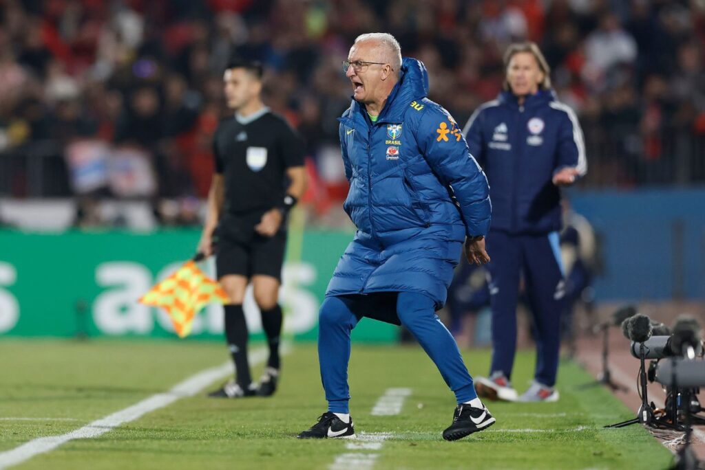 Dorival Júnior durante vitória do Brasil