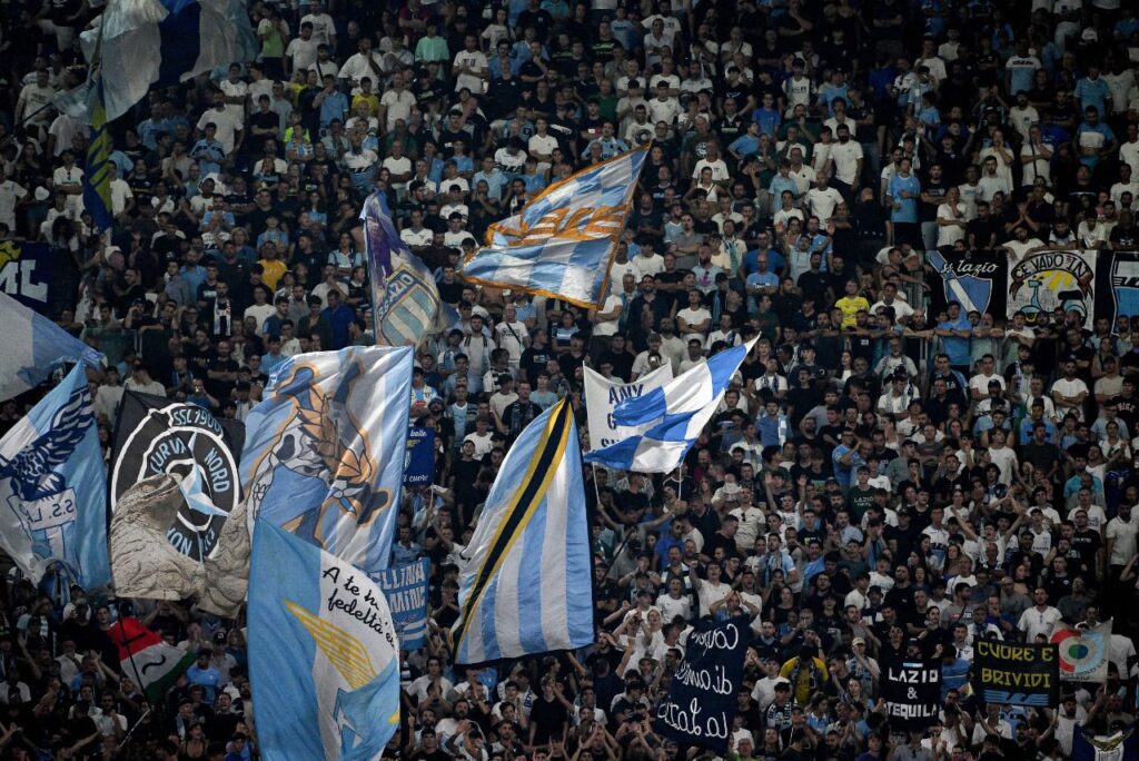 Postura de torcida da Lazio foi alvo de punição da UEFA (Foto: Tiziana Fabi/AFP)