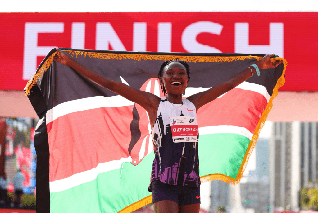 Queniana Ruth Chepngetich bate recorde mundial feminino da maratona com vitória em Chicago