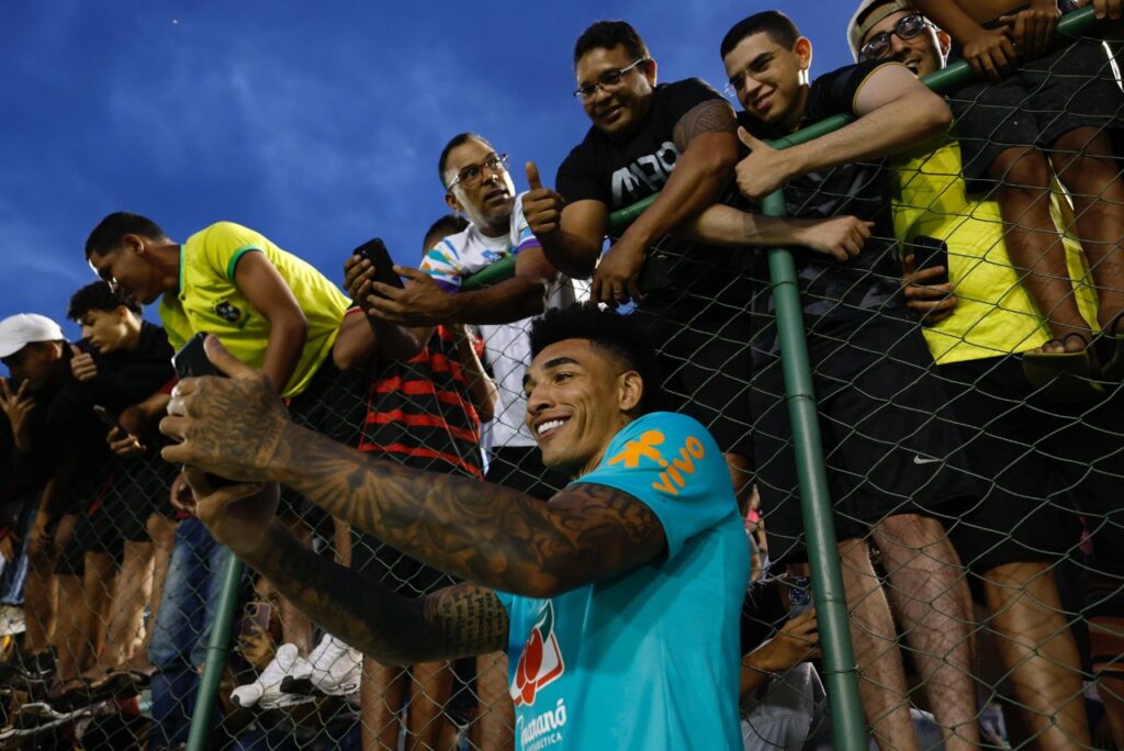 Igor Jesus com torcedores durante treino