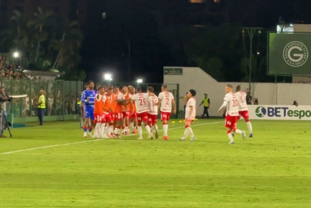 Jogadores do Vila Nova comemoram gol da vitória