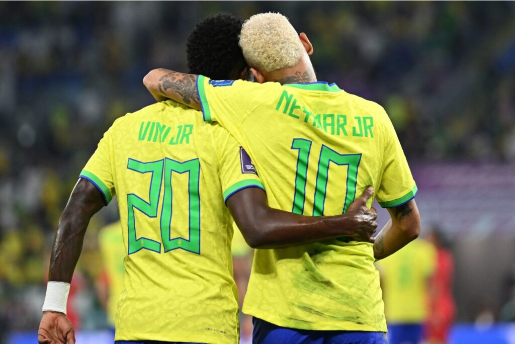 Vini Jr. e Neymar em campo pela Seleção