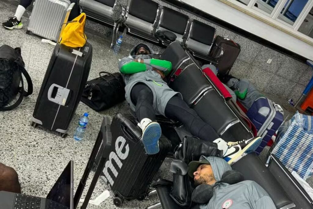 Jogadores da Nigéria em aeroporto na Líbia