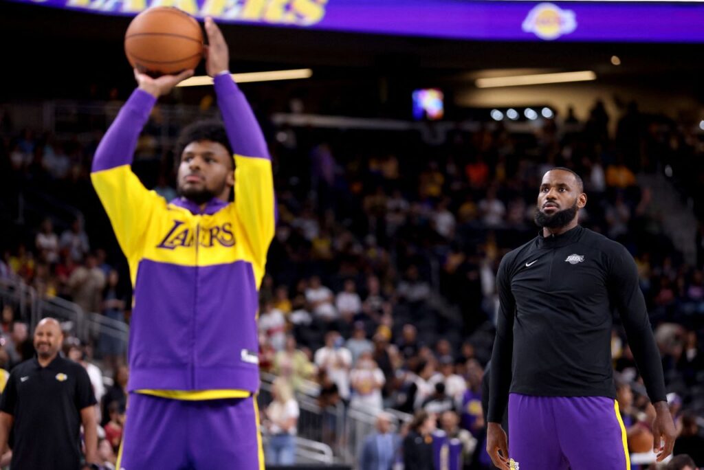 Bronny e LeBron James atuando pelo Los Angeles Lakers (Foto: Katelyn Mulcahy/ Getty Images via AFP)