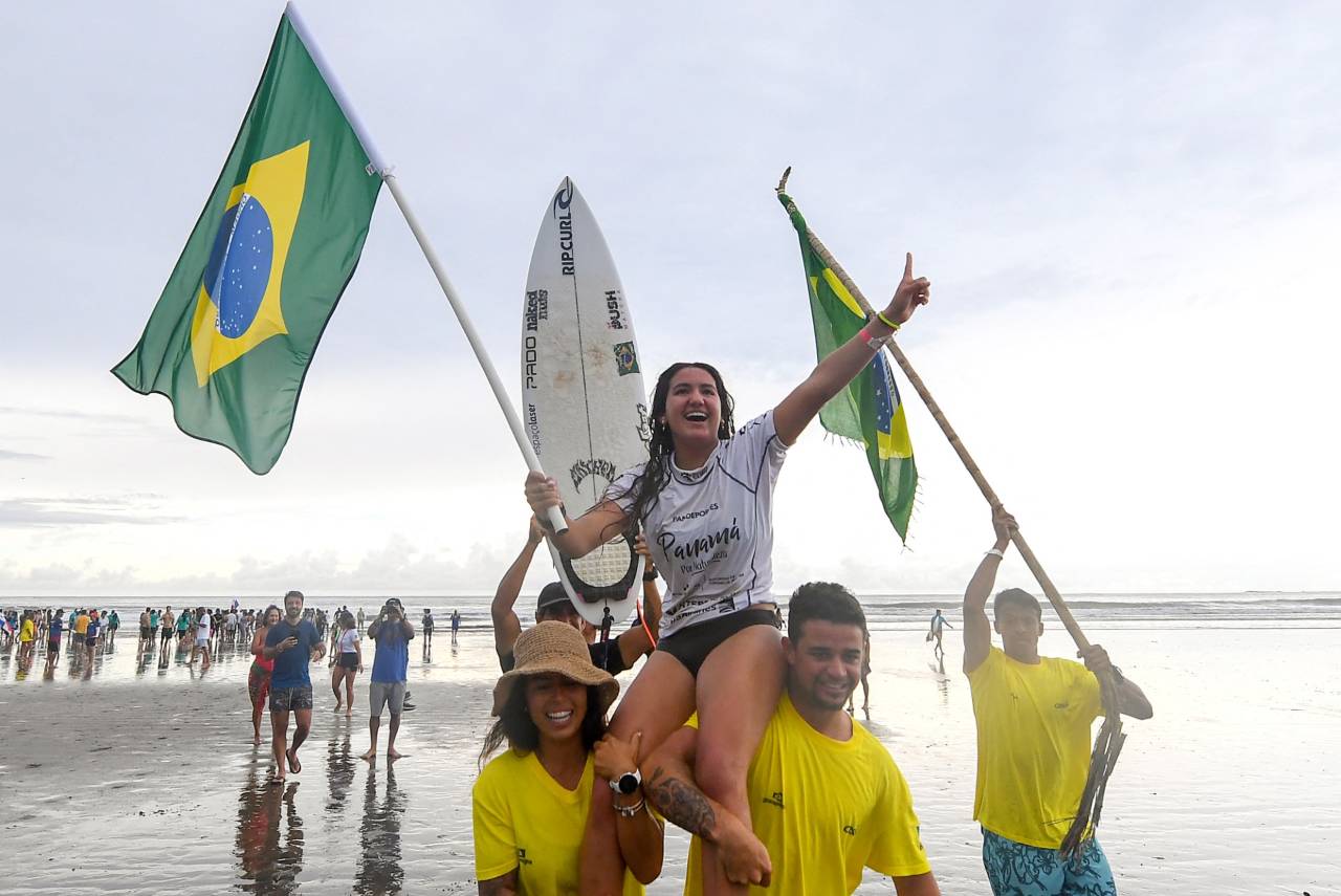 Sophia Medina pode chegar a elite do surfe pela primeira vez. Foto: LUIS ACOSTA/AFP