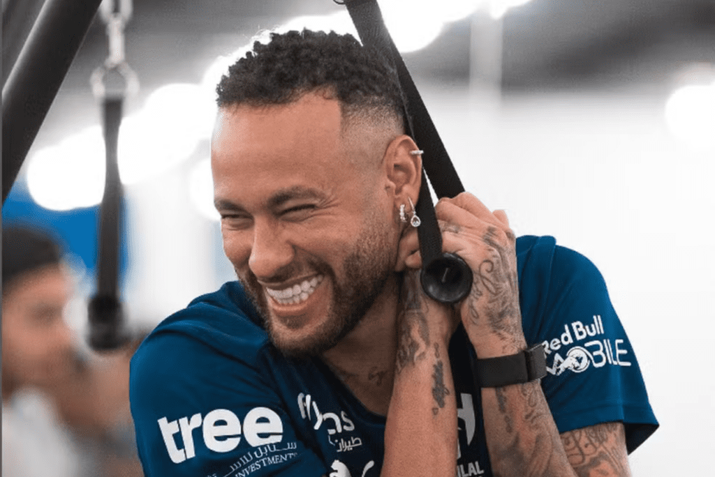 Neymar treina com o grupo do Al-Hilal desde o mês passado