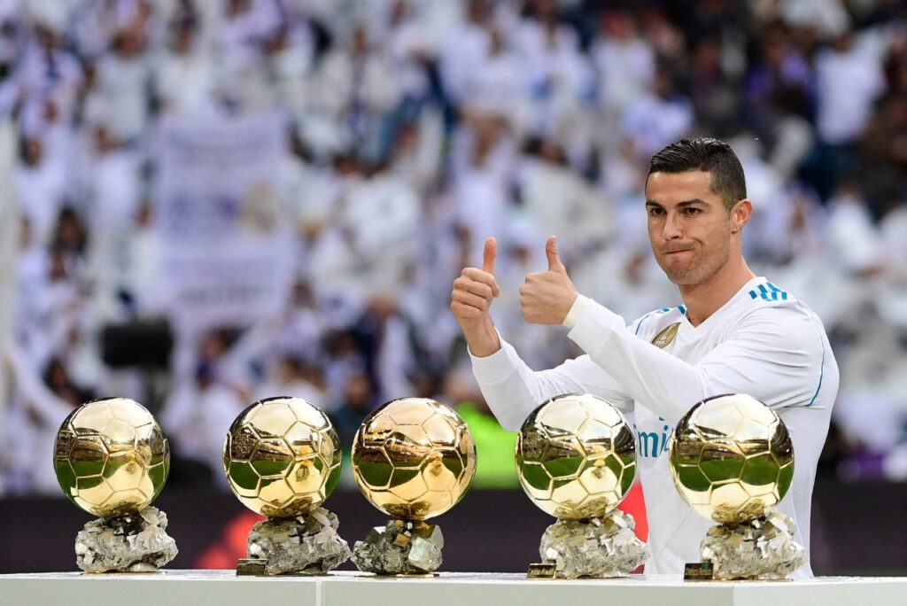 Cristiano Ronaldo e suas cinco Bolas de Ouro conquistadas (Foto: Pierre-Philippe Marcou/AFP)