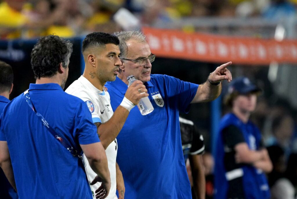 Luis Suárez e Marcelo Bielsa na Seleção Uruguaia (Foto: Juan Mabromata/AFP)