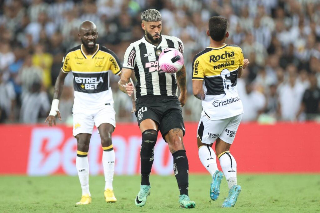 Os dois gols do jogo saíam na reta final do confronto. Foto: Vitor Silva/Botafogo