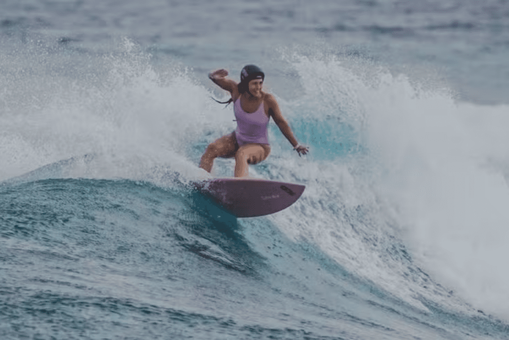 Surfista Giulia Manfrini faleceu na Indonésia após ser atacada por peixe-espada