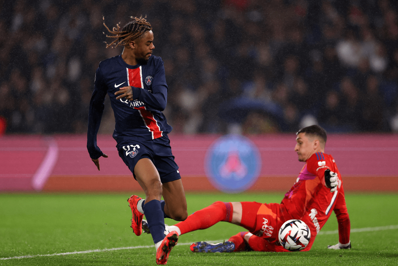 Artilheiro do PSG, Barcola marcou um gol e deu uma assistência em goleada pelo Campeonato Francês