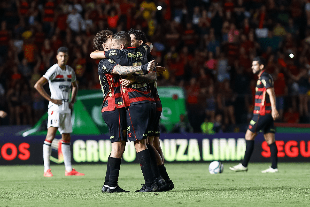 Sport comemora terceiro gol contra o Botafogo-SP na Ilha do Retiro