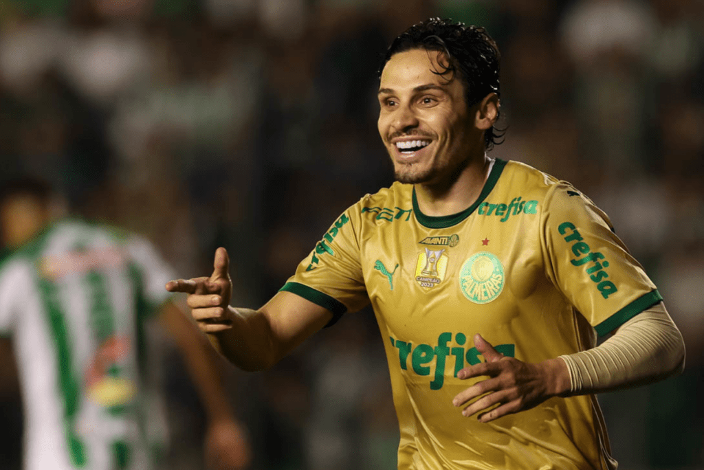 Meia Raphael Veiga marcou três gols na vitória do Palmeiras