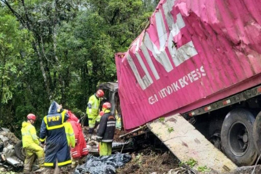 Carreta que causou acidente tombou sobre a van que carregava os atletas. Foto: Divulgação/PRF