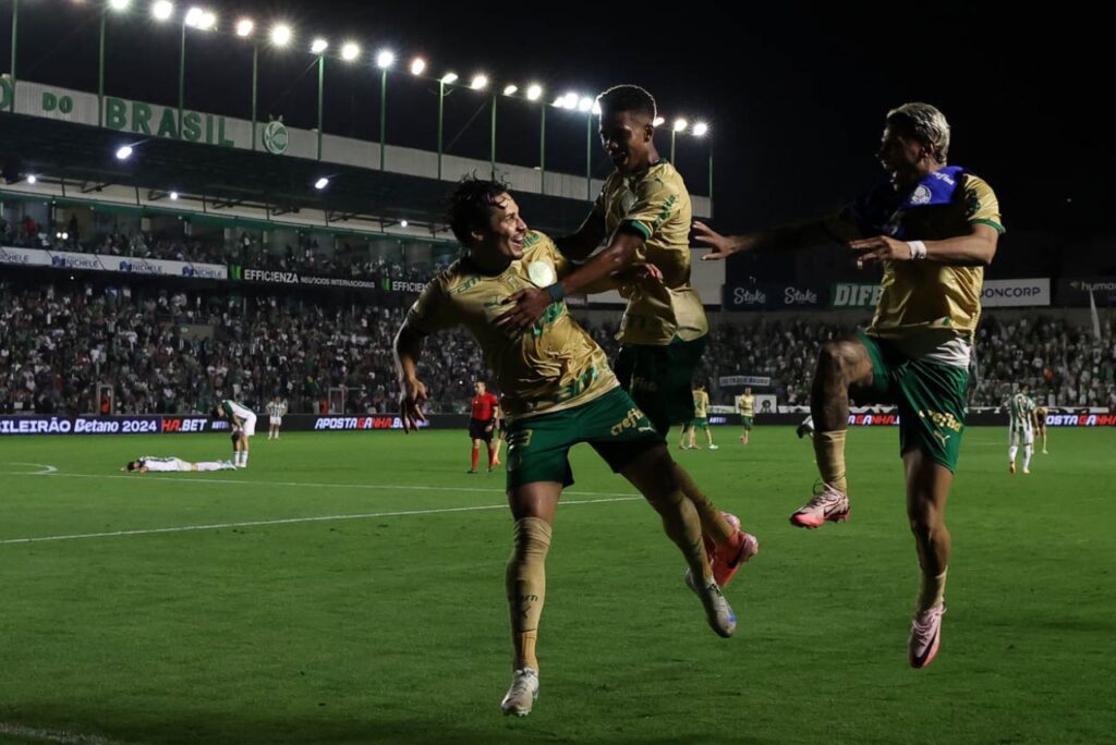 Jogadores do Palmeiras comemoram gol na Série A