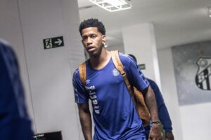 Gil, do Santos, pede concentração total antes de jogo contra Ceará: "Muito importante"