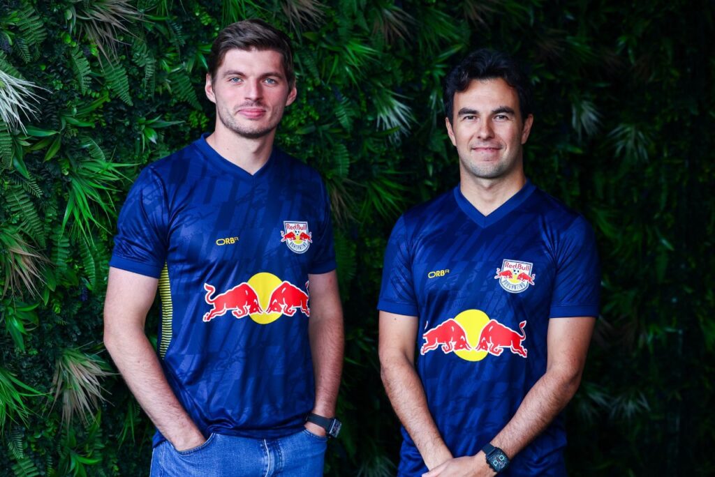 Max Verstappen e Sergio Pérez com a camisa do Bragantino