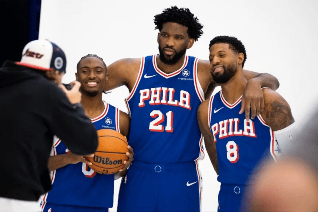 Do trio de estrelas do Philadelphia 76ers, apenas Tyrese Maxey (esq.) jogará na estreia