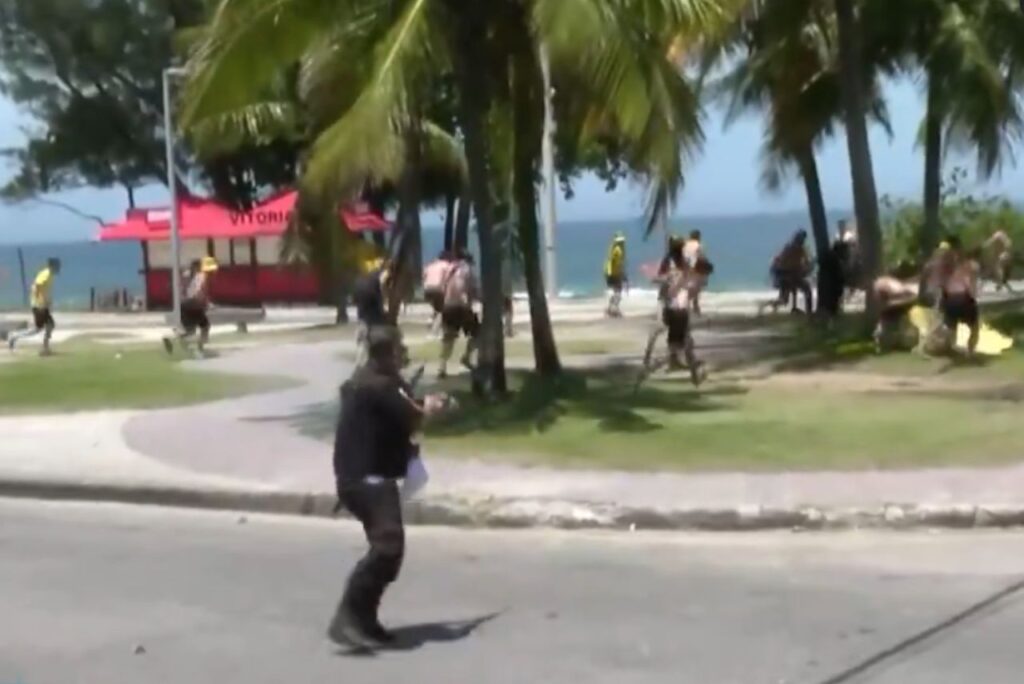 Torcedores do Peñarol em confronto com a Polícia Militar (Foto: Reprodução)