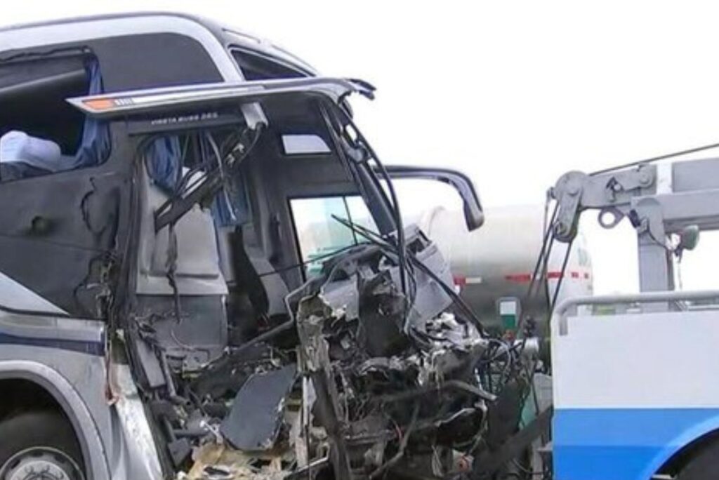 Ônibus do sub-21 do Sesi-Bauru após acidente em rodovia de SP (Foto: Reprodução)