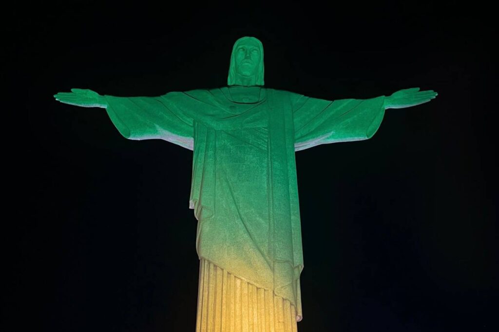 Cristo Redentor é iluminado em homenagem ao aniversário do Pelé