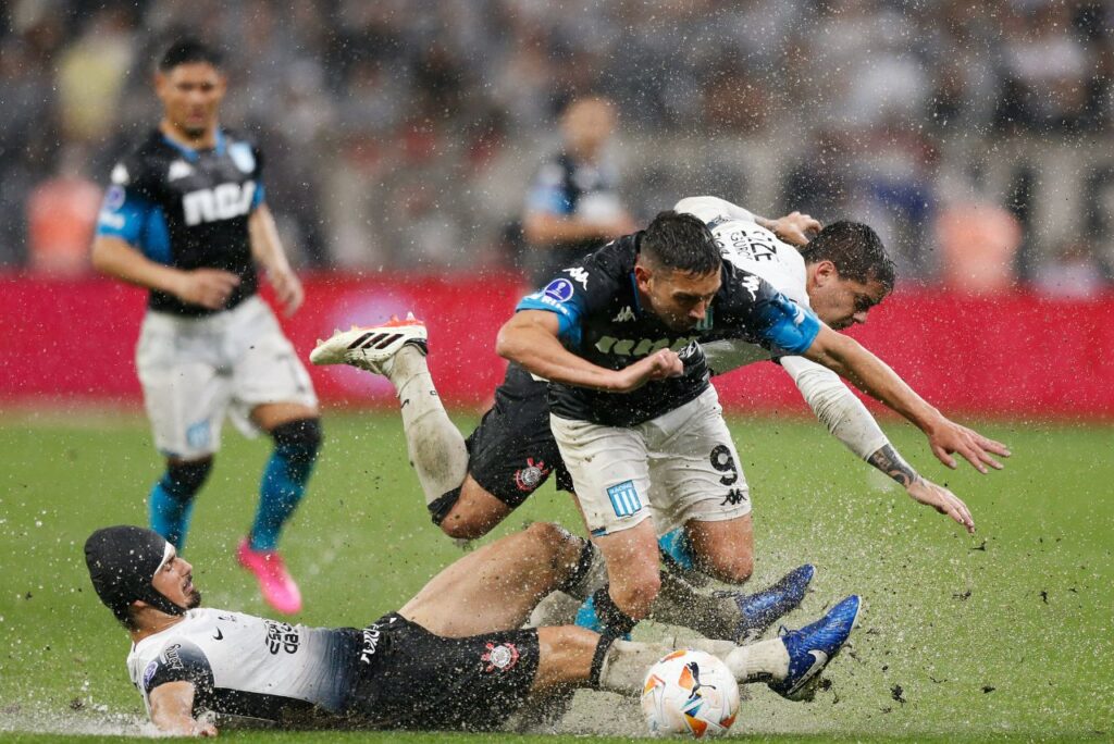 Disputa de bola no empate do Corinthians de Fagner