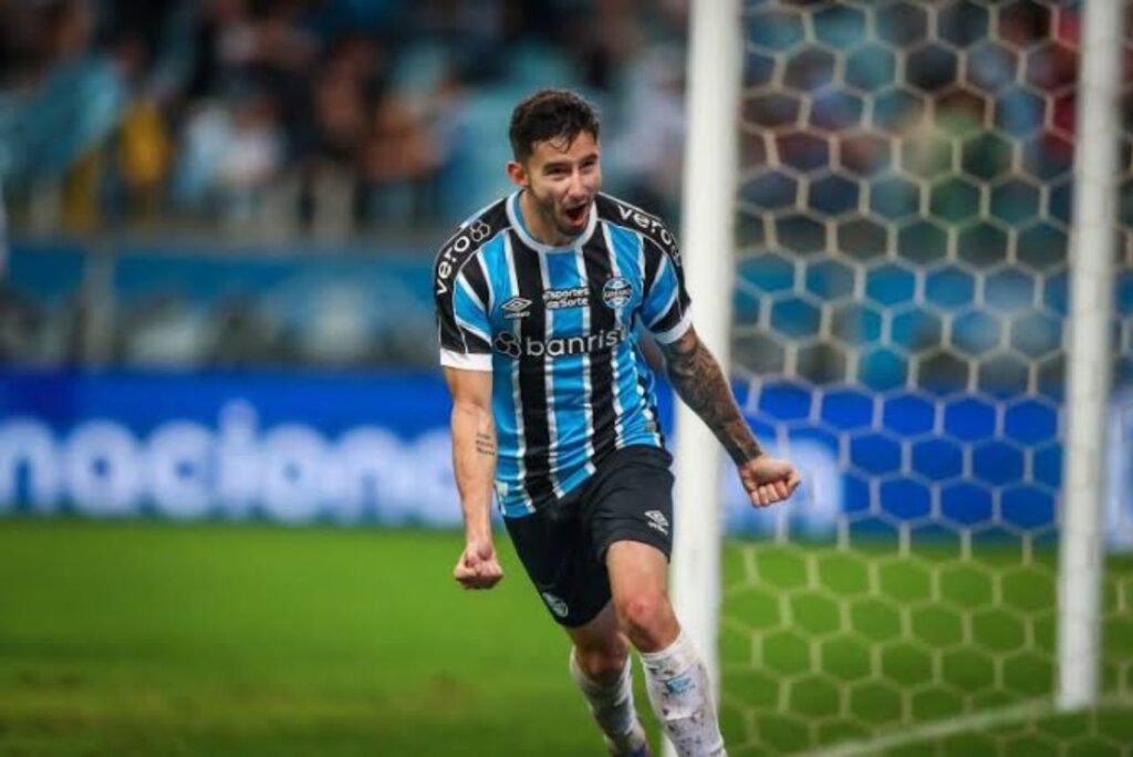 De virada, Grêmio vence o lanterna Atlético-GO e entra na zona da Sul-Americana