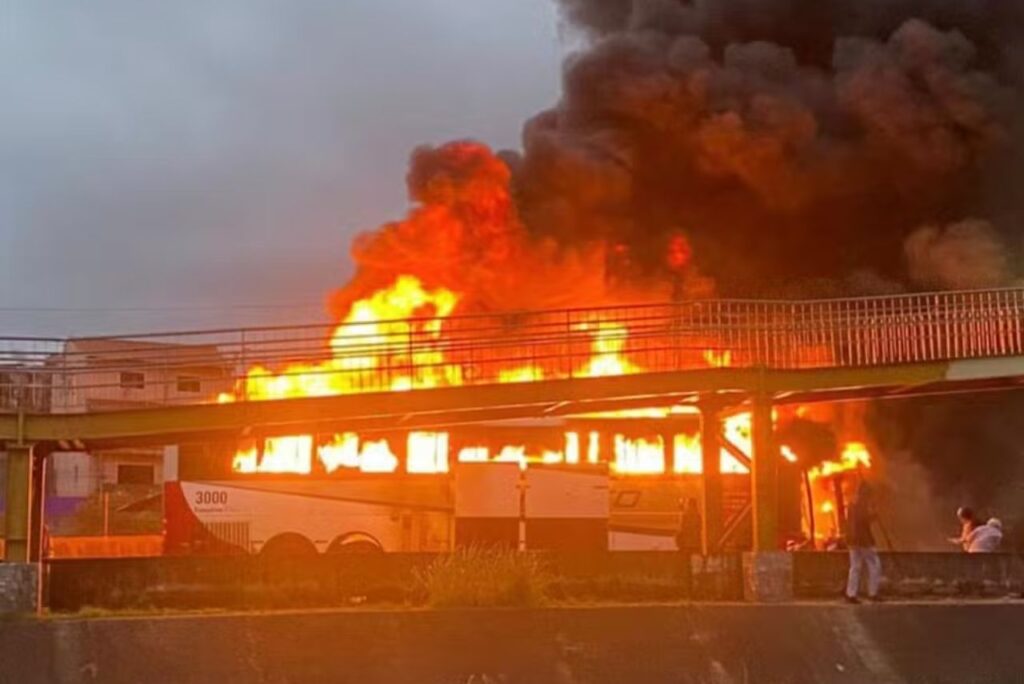 Ônibus foi incendiado na confusão entre torcedores de Cruzeiro e Palmeiras (Foto: Reprodução)