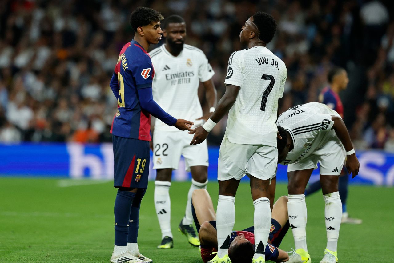 Lamine Yamal e Vini Jr. durante clássico