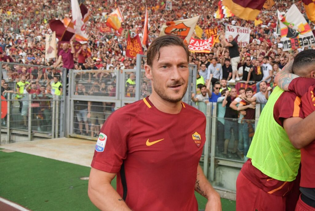 Aos 48 anos, Totti revela desejo de voltar a atuar profissionalmente: "Há equipes interessadas"