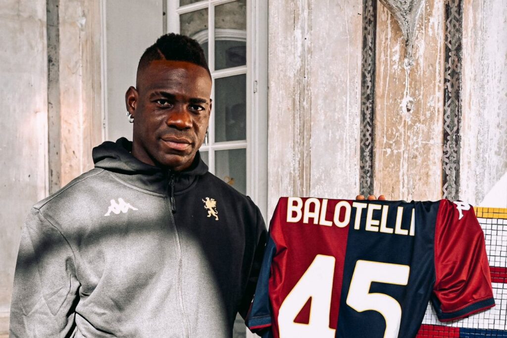 Balotelli com a camisa do Genoa